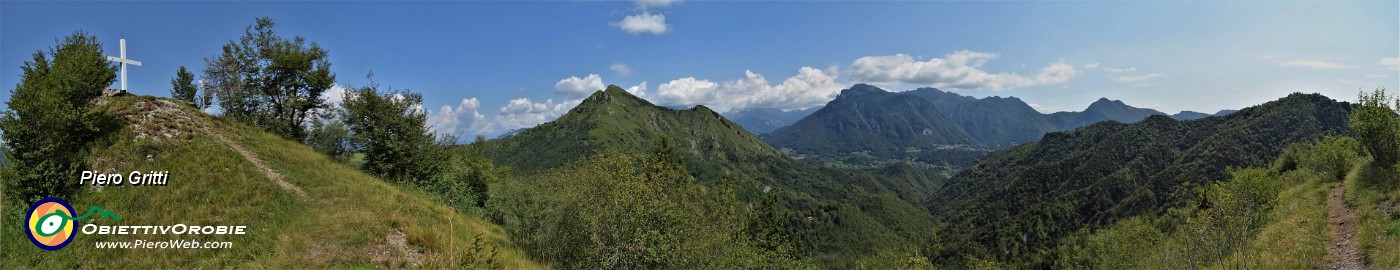 56 Risalgo al Monte Corno con bella vista panoramica.jpg